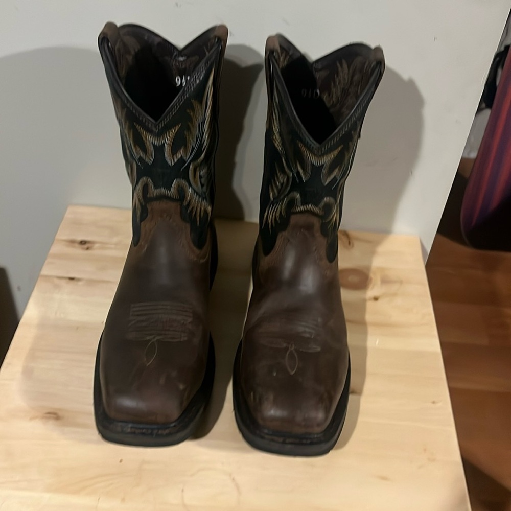 Ariat sierra steel toe cowboy boots
Size 9.5 
D wide